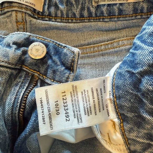 Levi's High Rise Tapered Jeans - Picture 1 of 3